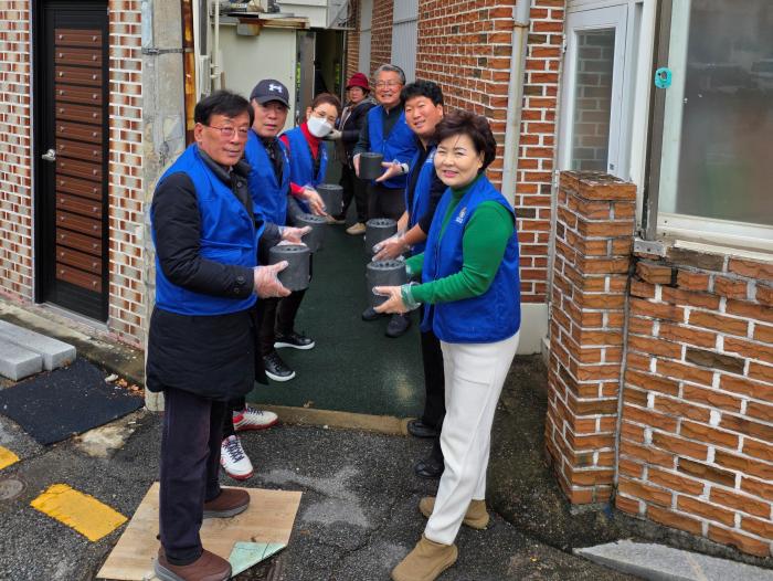 동구 바르게살기협의회·사랑채재가복지센터, 경로당에 김치 쌀 연탄 전달하며 온정 나눔 기사 이미지